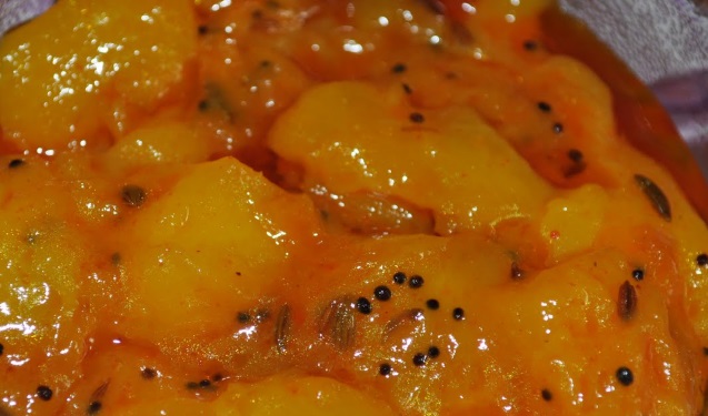 KACCHHE AAM KI CHUTNEY/ LUNJI/ GALKA ( RAW MANGO SAUCE)